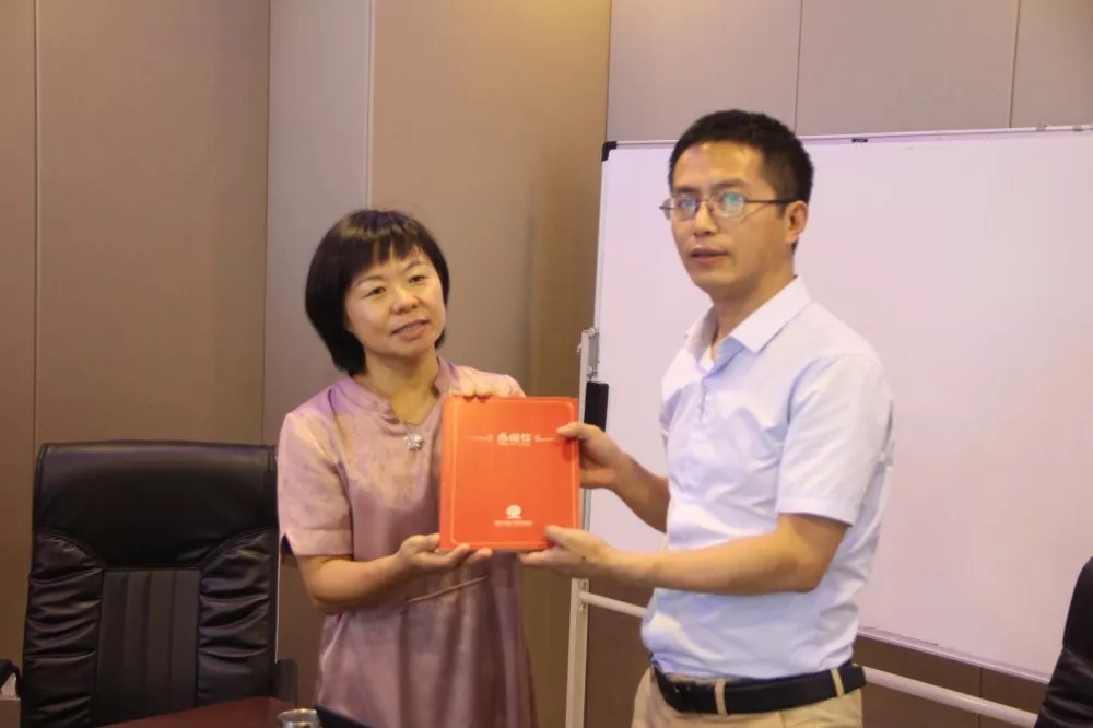 甘肅省平泉中學(xué)師生及興華助學(xué)基金會(huì)趙麗霞老師一行參觀云飛科技